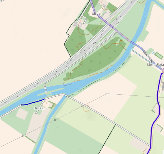 Op deze kaart van HISGIS staan Ulsda, Klein Ulsda en De Bult duidelijk aangegeven. Op deze meer recente kaart staat de batterij/redoute niet meer aangegeven, omdat deze onder de A7 is verdwenen. Het water betreft de Pekel Ae met daarboven Rijksweg A7, met de afrit en de toerit naar Ulsda en Klein Ulsda.